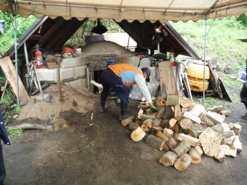 七沢森林公園での間伐材炭焼き