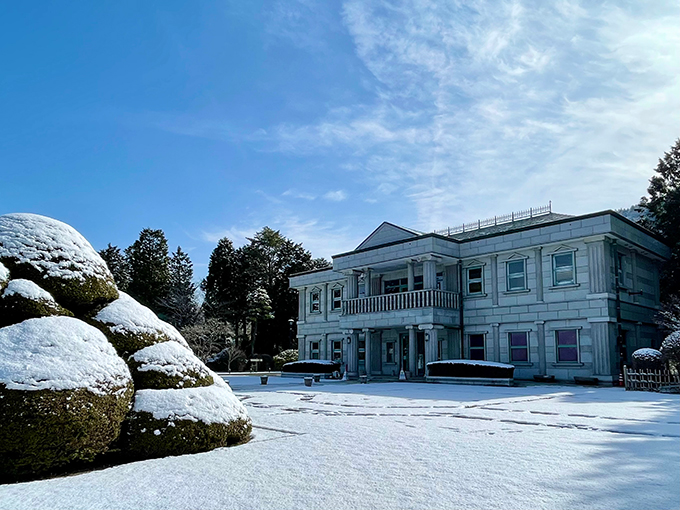 雪の中の湖畔展望館