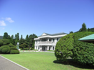 夏の湖畔展望館