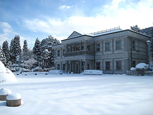 雪の湖畔展望館